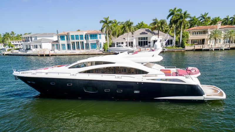 84' 2013 Sunseeker Predator 84