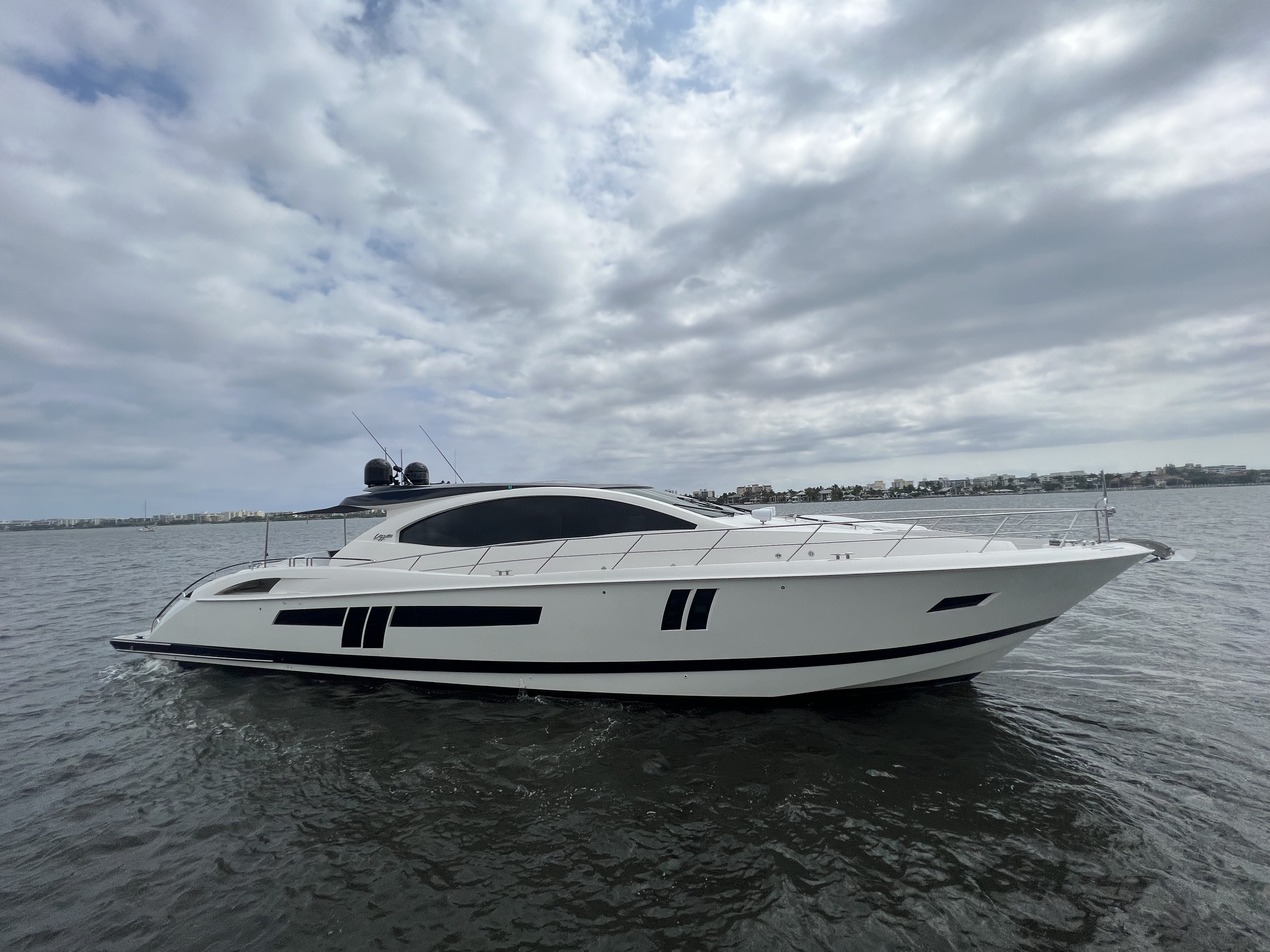 75' 2009 Lazzara Lsx 75