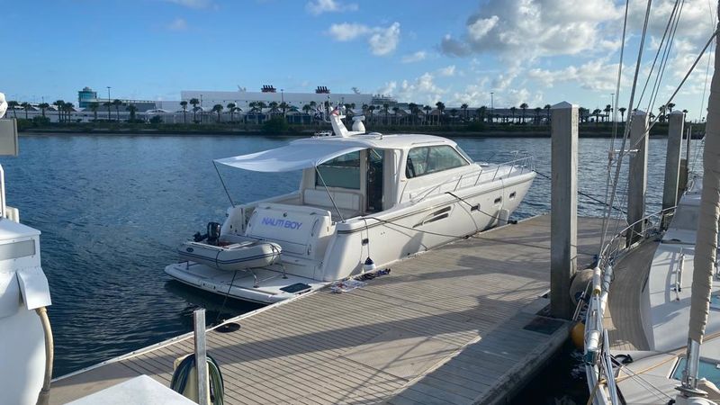 52' 2004 Tiara Yachts 5200 Sovran Salon