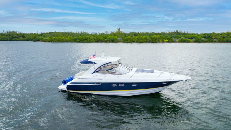 42' 2004 Regal 4260 Commodore