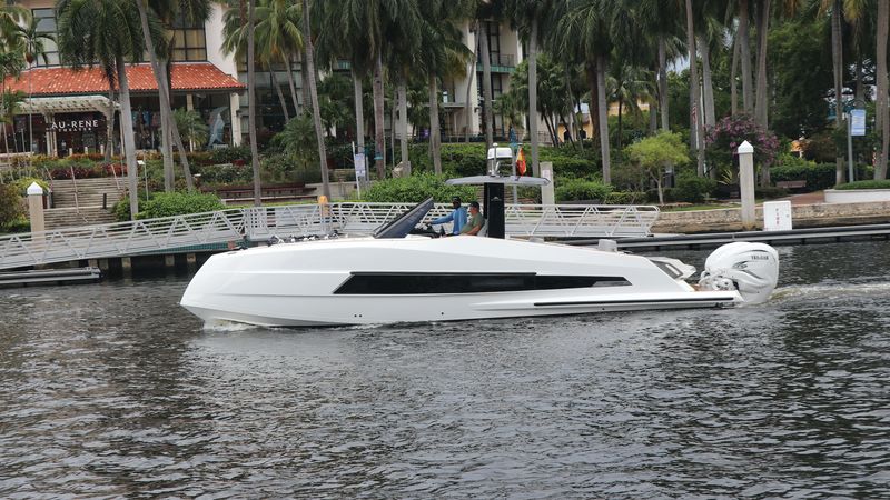 37' 2024 Astondoa 377 Coupe Outboard