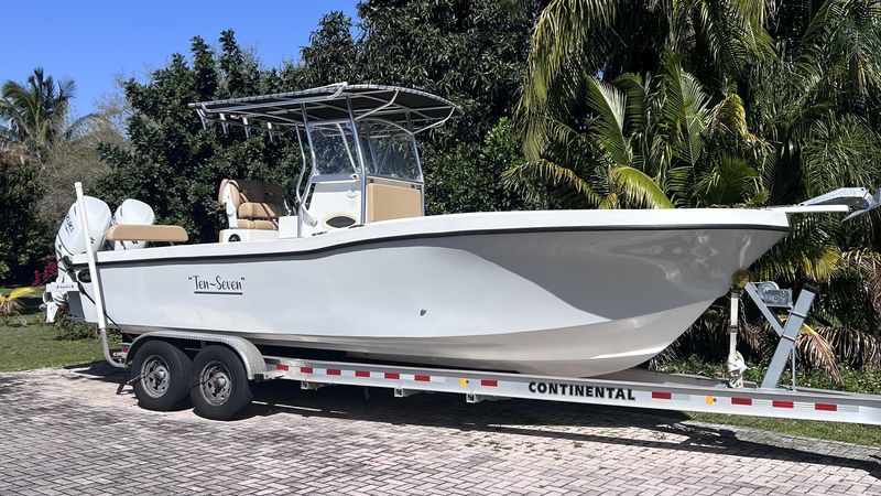 27' 2022 Dusky 278 CENTER CONSOLE