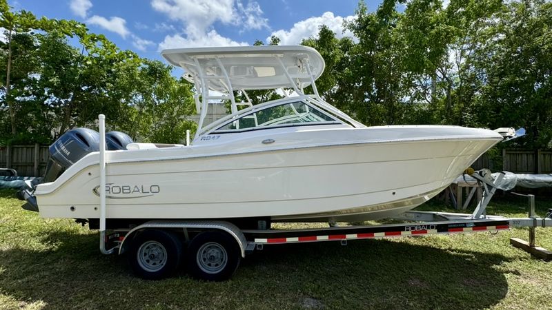 24' 2021 Robalo R247 Dual Console