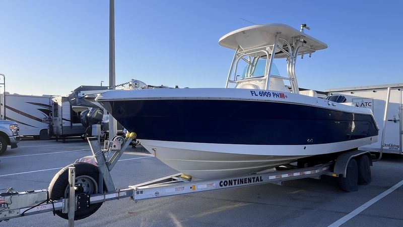 24' 2013 Robalo R240 Center Console