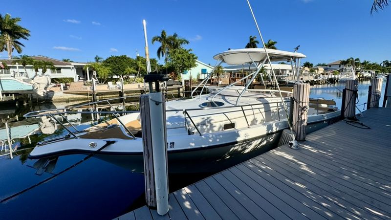 32' 2006 Century 3200 Walk-Around