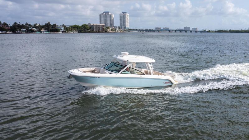 32' 2018 Boston Whaler 320 Vantage