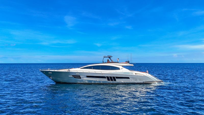 92' 2010 Lazzara LSX 92