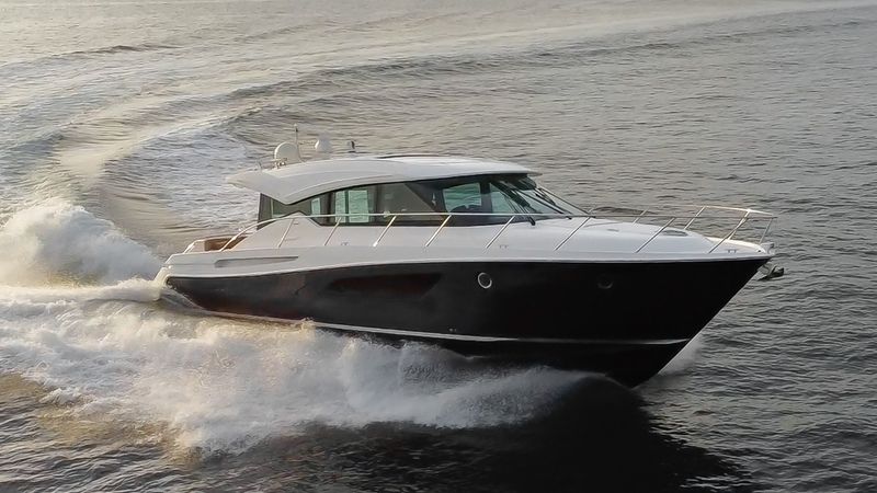 53' 2017 Tiara Yachts C53 Coupe