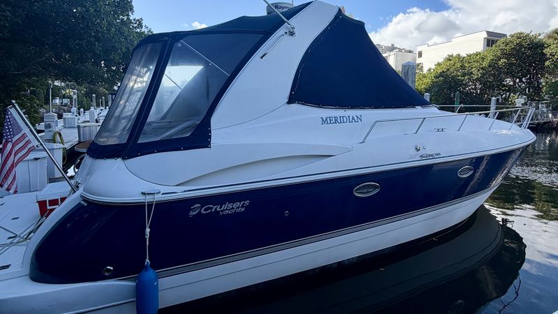 37' 2007 Cruisers Yachts 370 Express