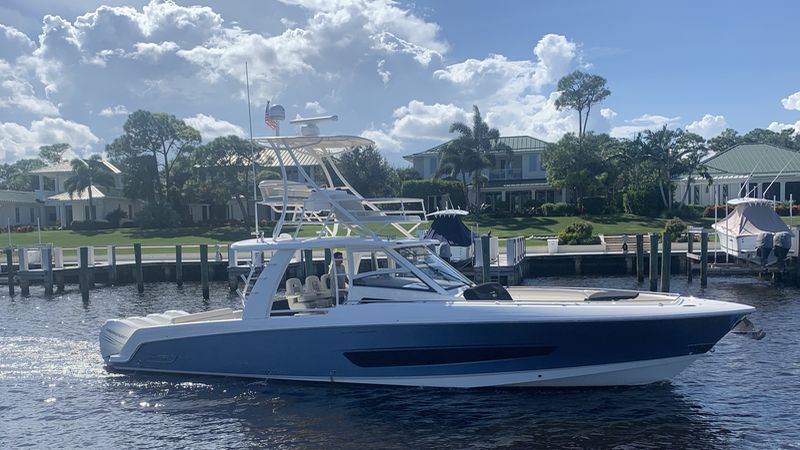 42' 2017 Boston Whaler Outrage