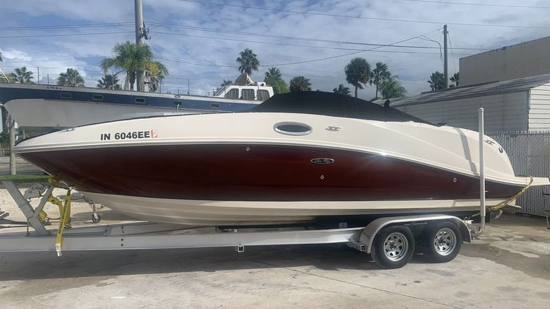 26' 2007 Sea Ray 240 Sundeck