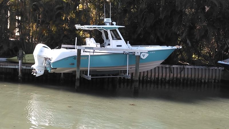 29' 2016 Everglades 290 CC