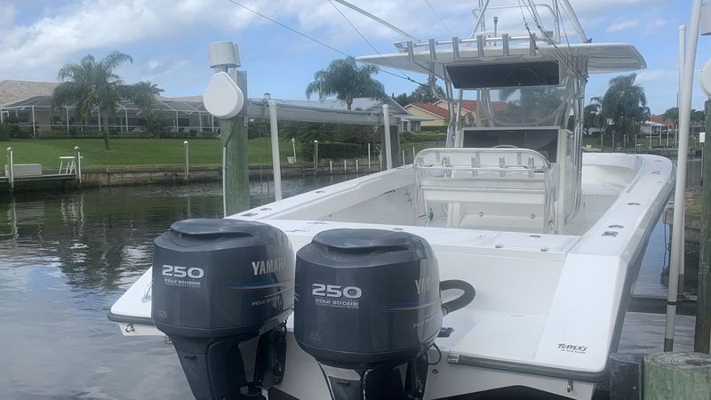 34' 2001 Venture Center Console