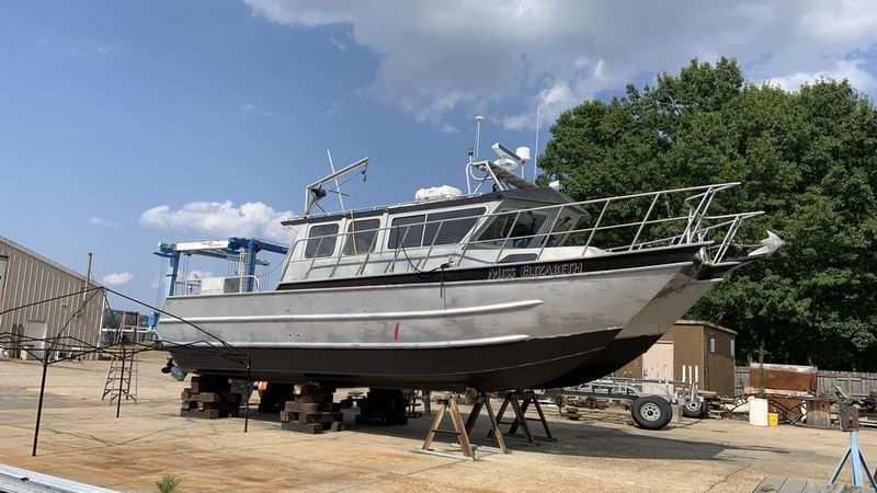32' 2001 Maxweld Maxcat Pilot House