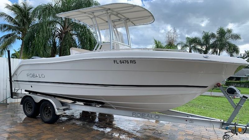 22' 2017 Robalo R222 Center Console