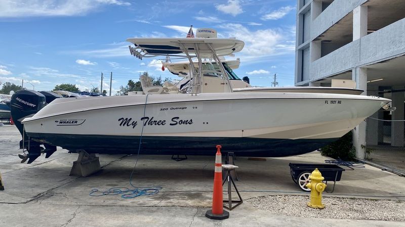 32' 2005 Boston Whaler 320 Outrage