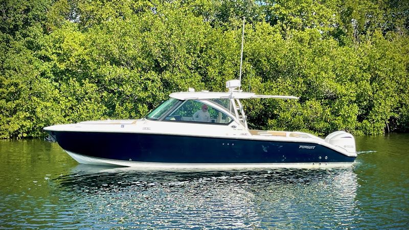 32' 2018 Pursuit 325 DC