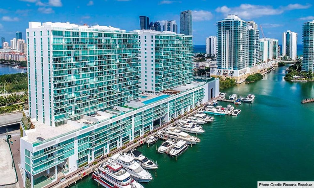 Dock & Dine: 400 Marina & Yacht Club Sunny Isles Beach, FL