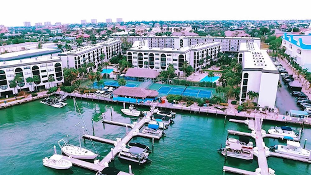 Dock & Dine: Dolphin Tiki Bar & Grill, Marco Island, FL