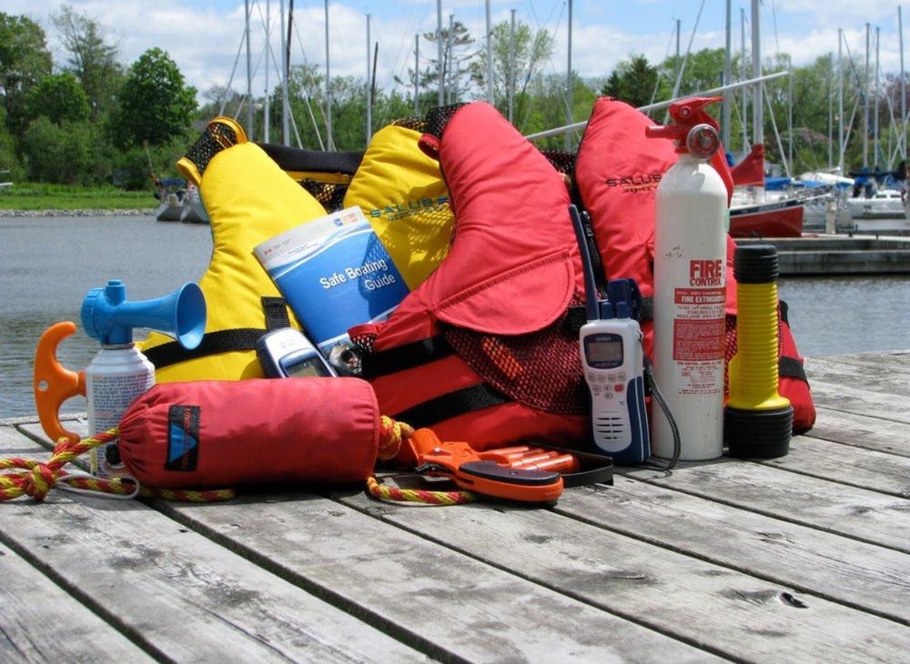 How to build a safety kit for a boat day