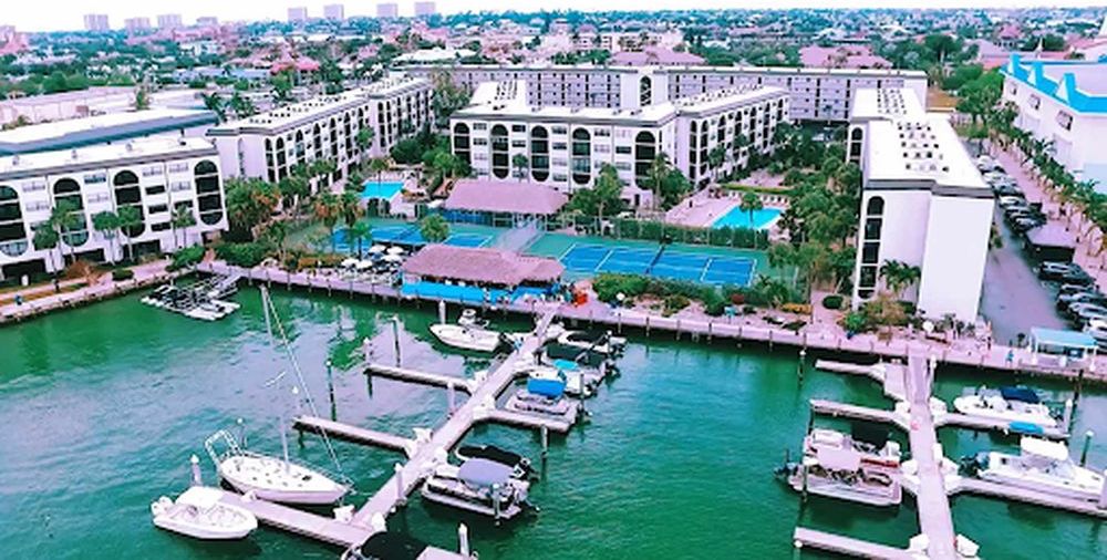 Dock & Dine: Dolphin Tiki Bar & Grill Marco Island, FL