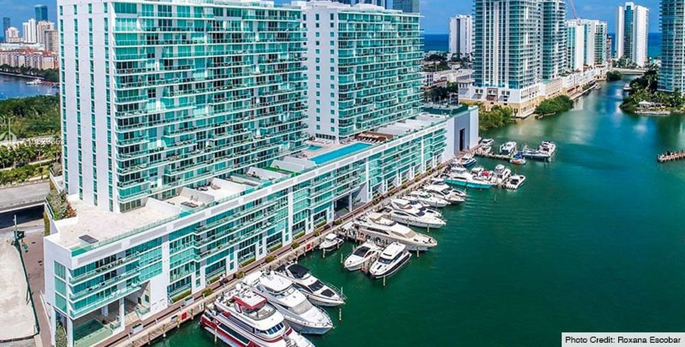 Dock & Dine: 400 Marina & Yacht Club Sunny Isles Beach, FL