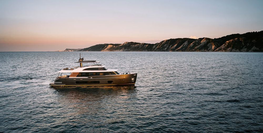 Azimut 82'- Experience the Exceptional