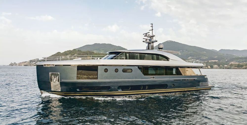 Azimut 97' – Grande, Bold, Beautiful