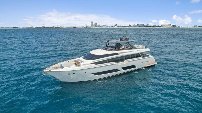 85' 2021 Ferretti Yachts 850