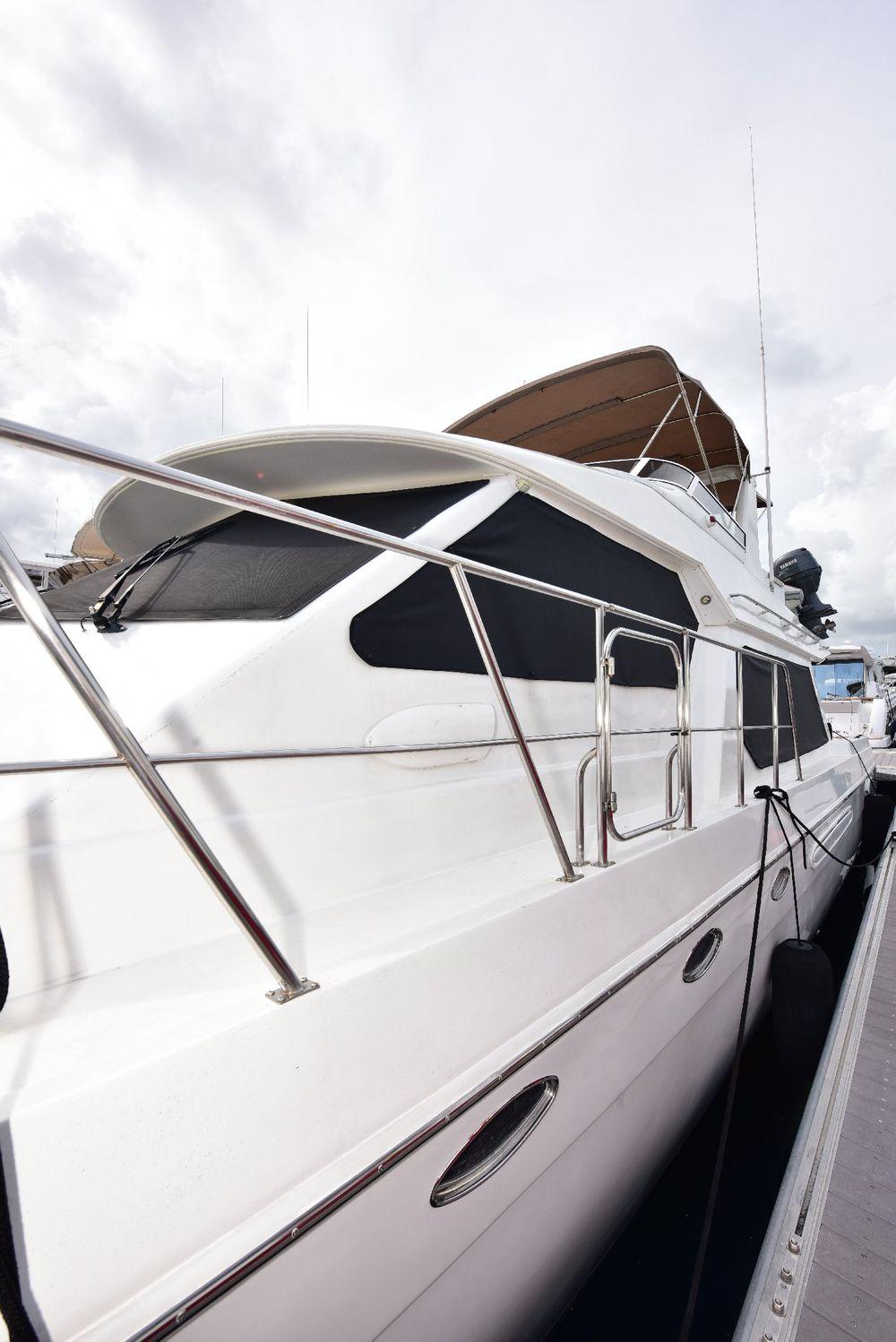 57' 2004 Navigator Rival