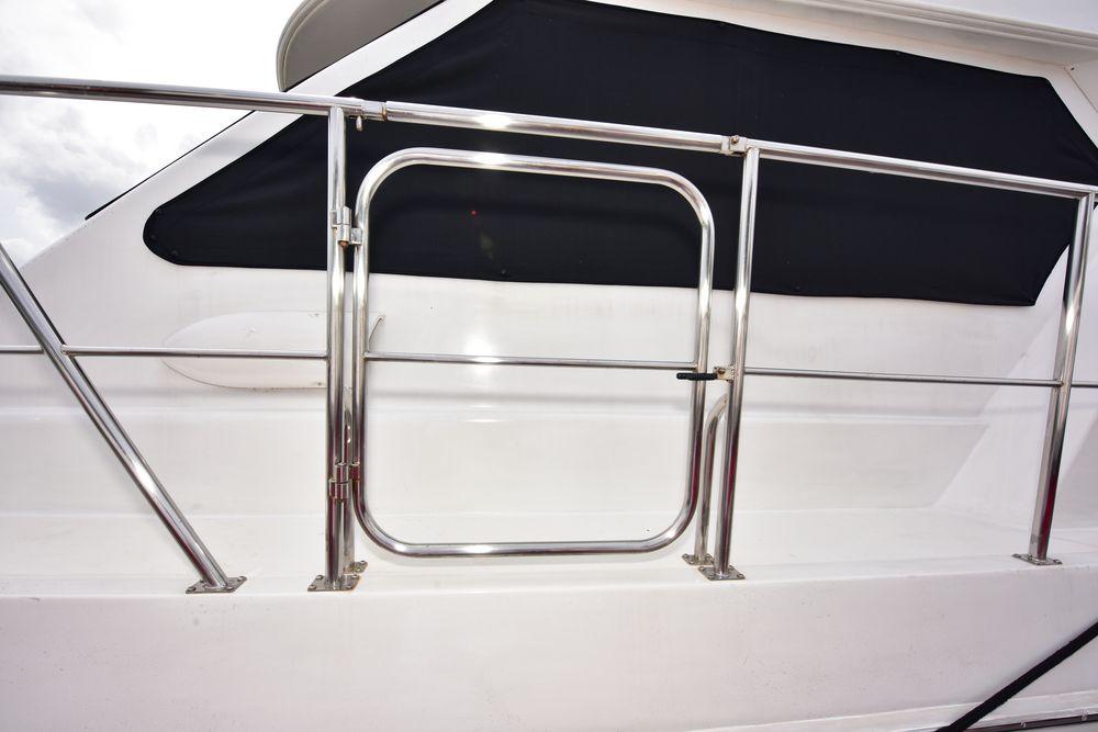 57' 2004 Navigator Rival