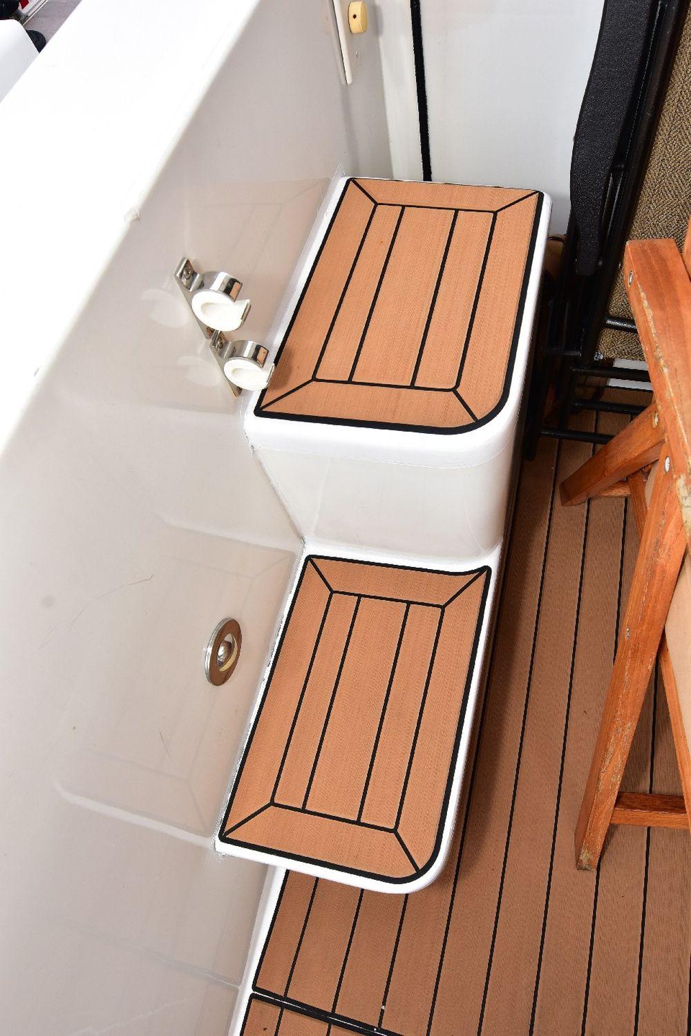 57' 2004 Navigator Rival