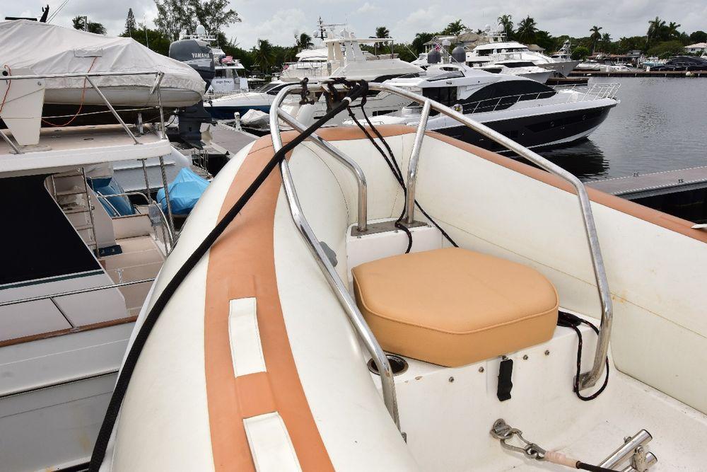 57' 2004 Navigator Rival