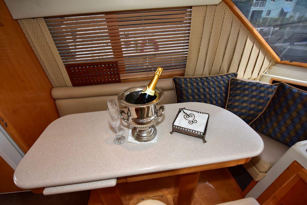 57' 2004 Navigator Rival