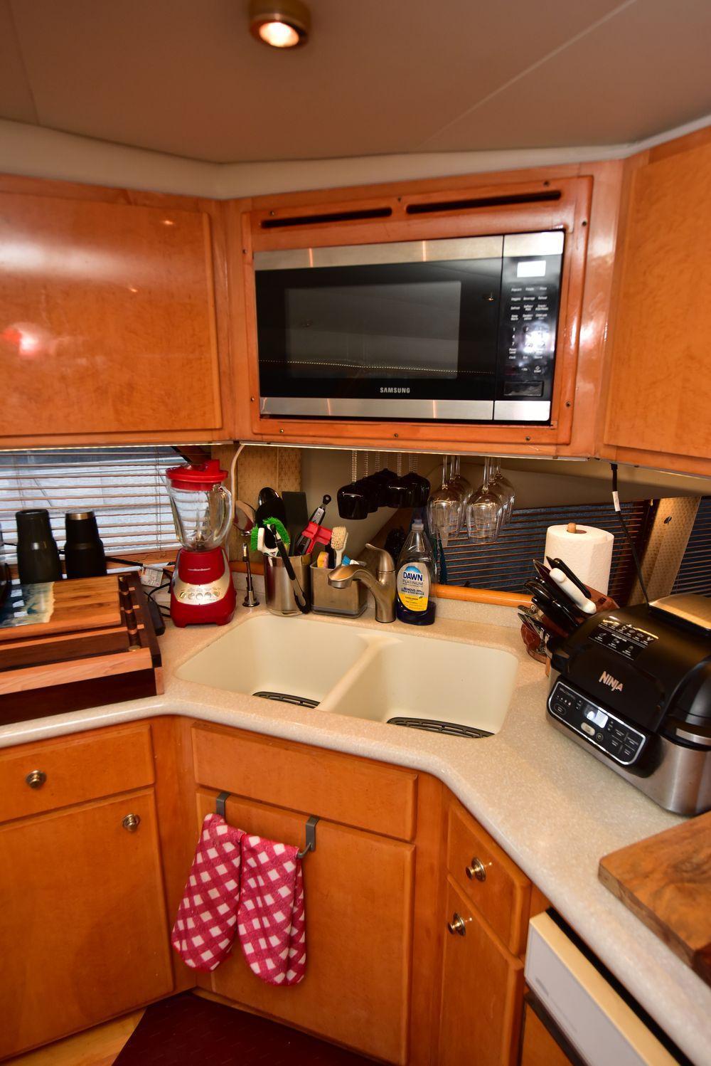 57' 2004 Navigator Rival