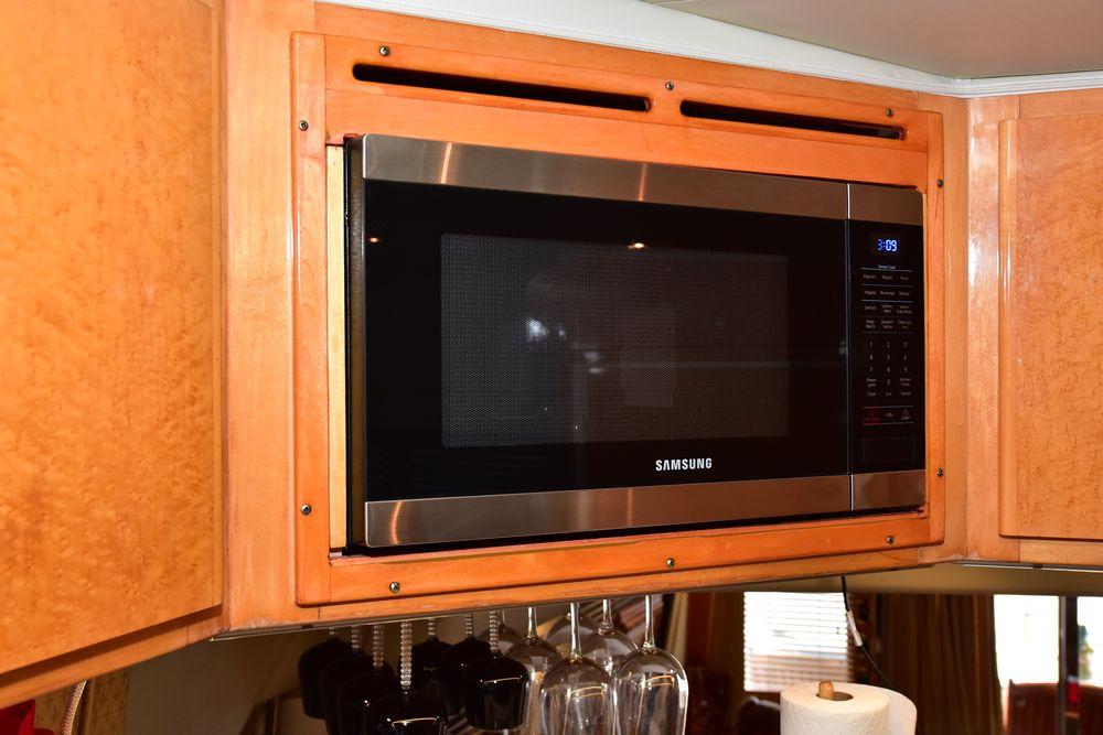 57' 2004 Navigator Rival