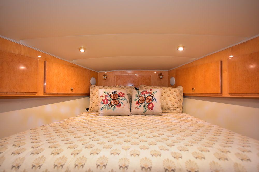 57' 2004 Navigator Rival