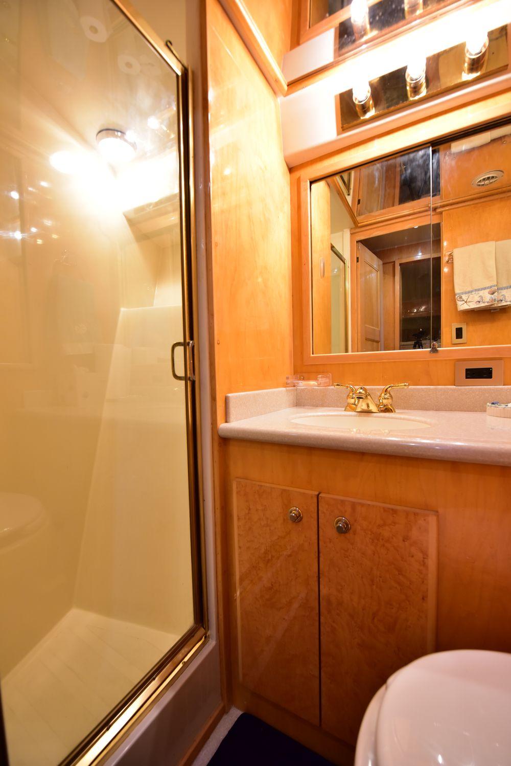 57' 2004 Navigator Rival