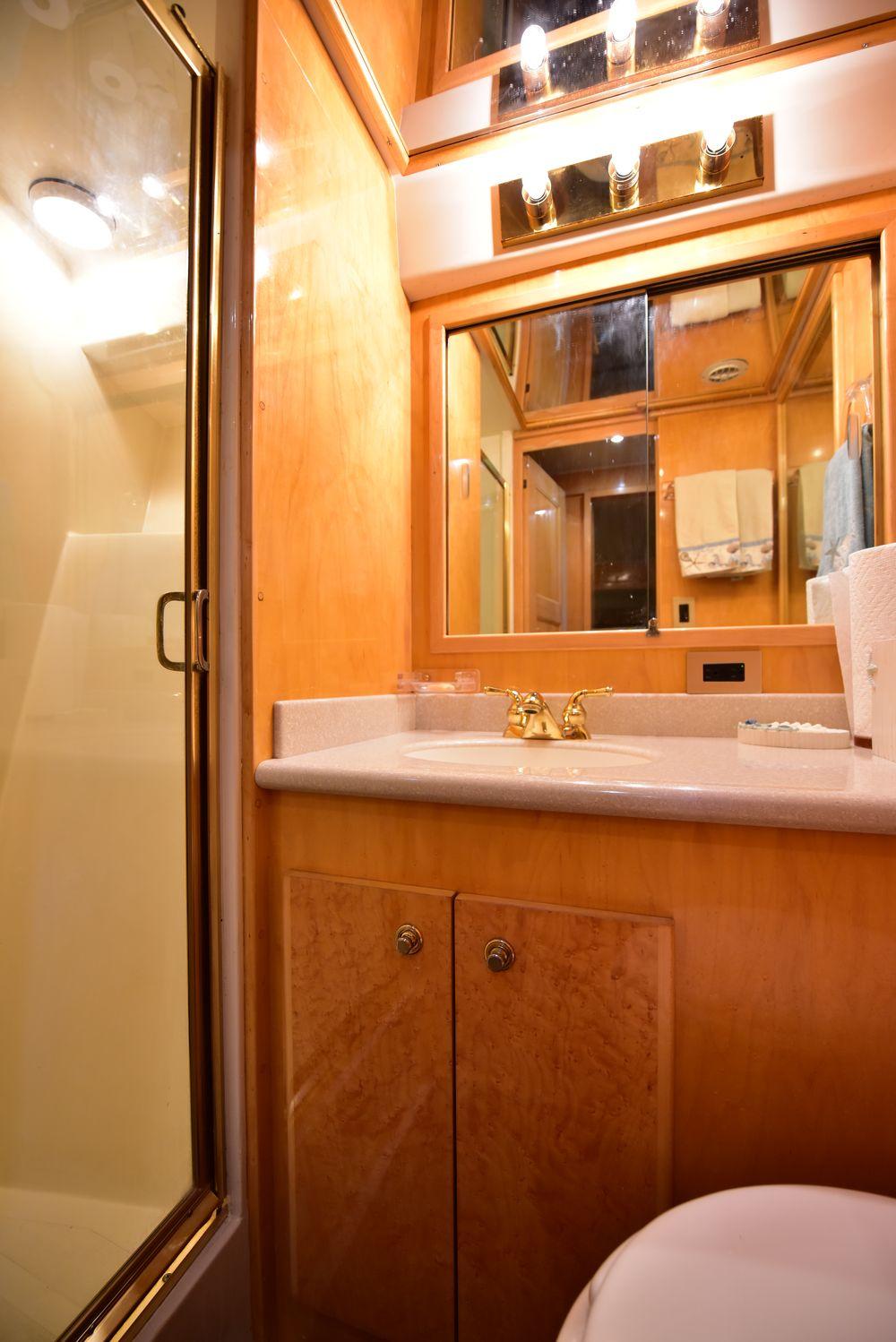 57' 2004 Navigator Rival