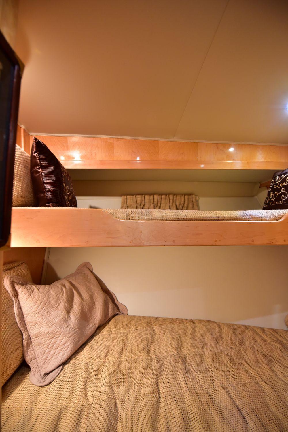 57' 2004 Navigator Rival