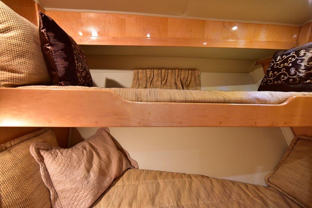 57' 2004 Navigator Rival