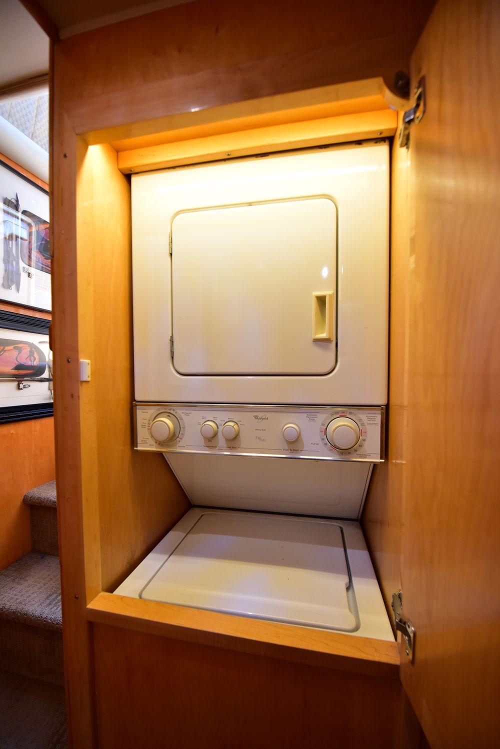 57' 2004 Navigator Rival