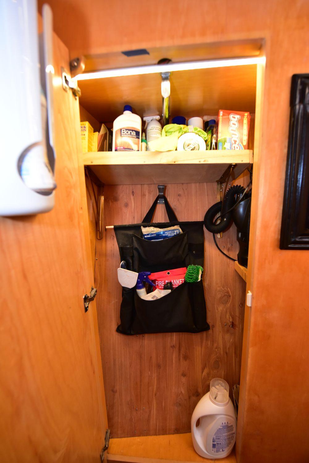 57' 2004 Navigator Rival