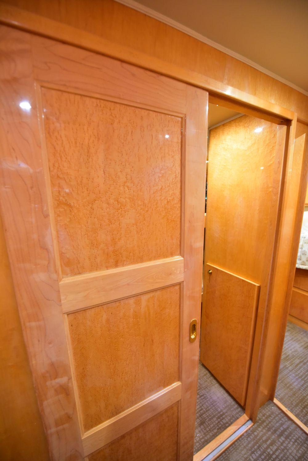 57' 2004 Navigator Rival