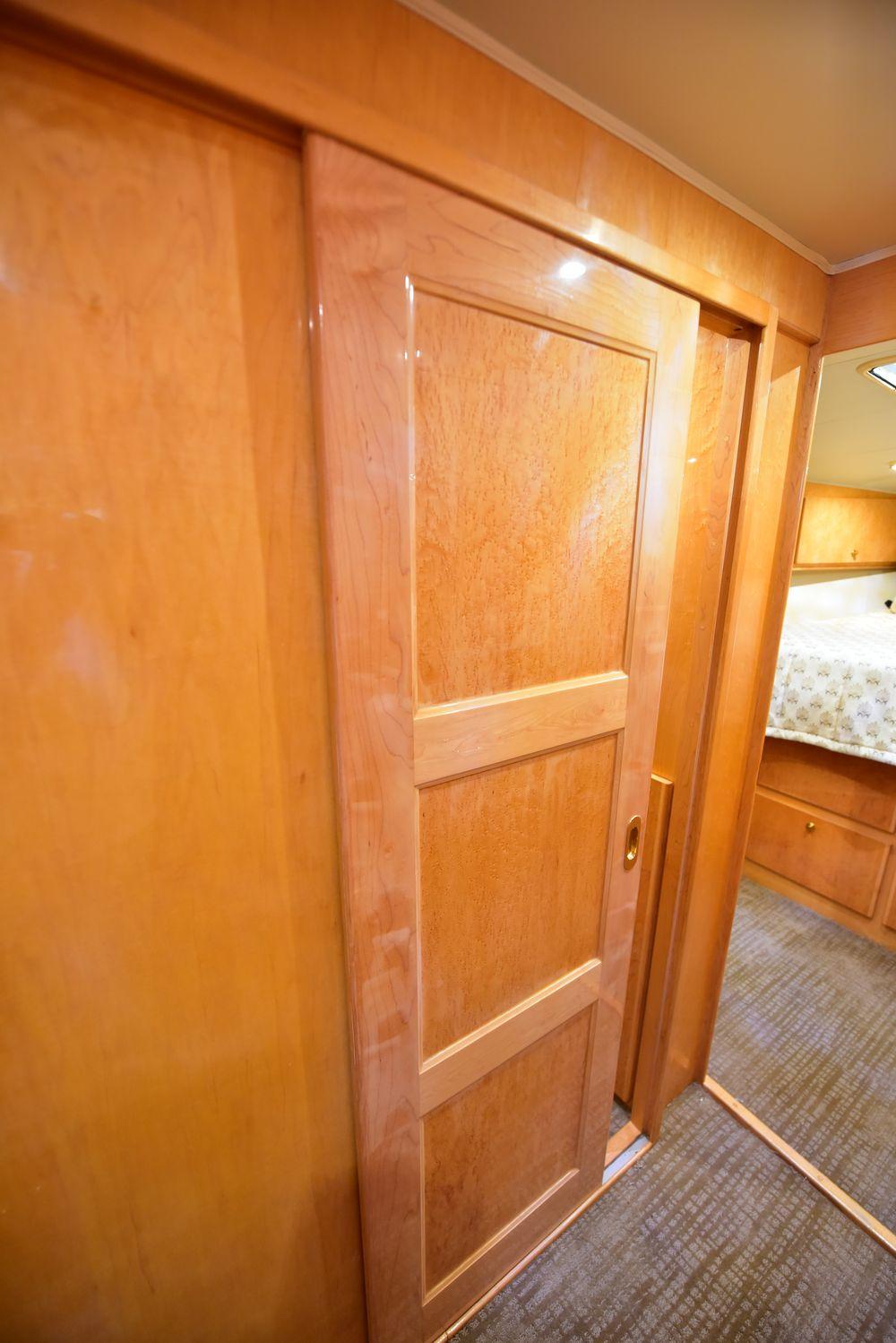 57' 2004 Navigator Rival