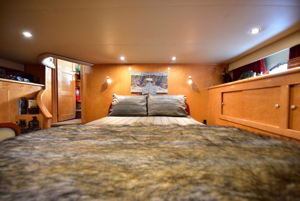 57' 2004 Navigator Rival