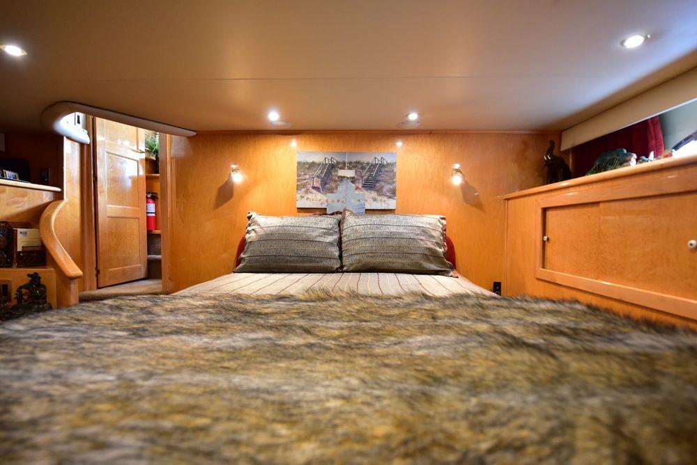 57' 2004 Navigator Rival