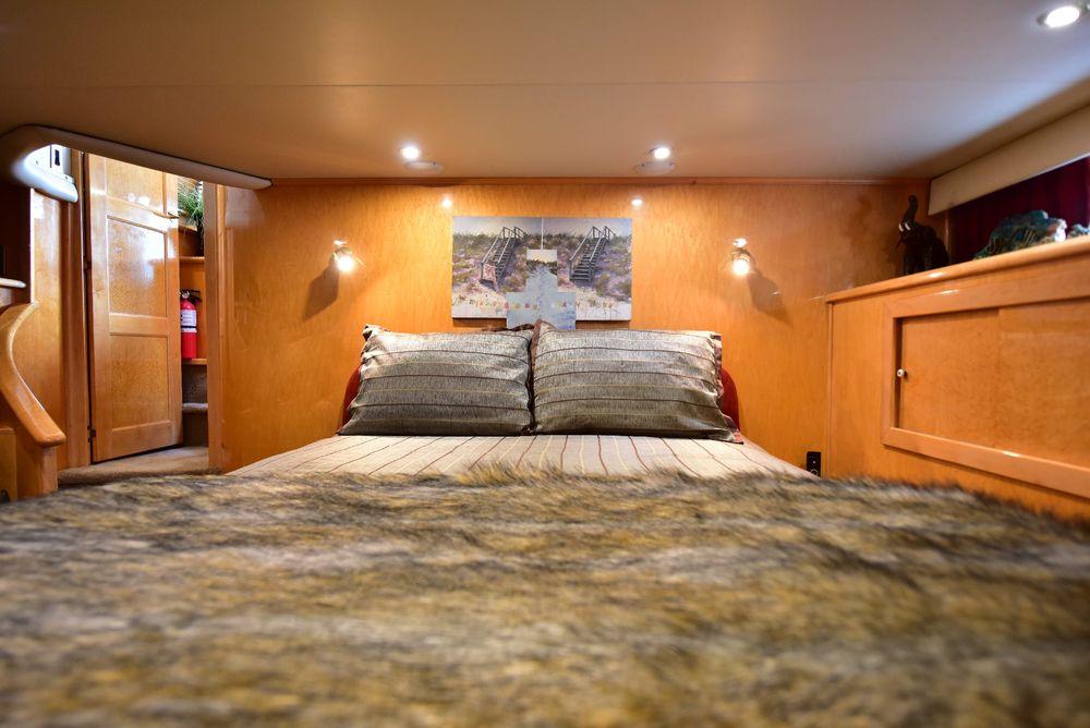 57' 2004 Navigator Rival