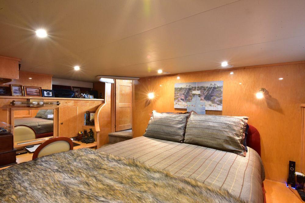 57' 2004 Navigator Rival