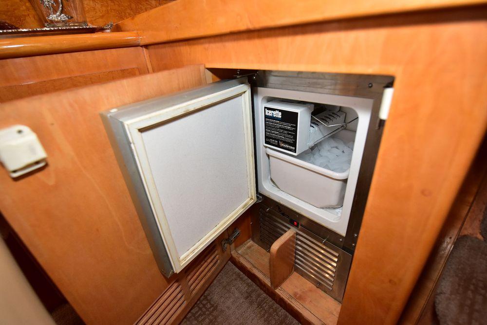 57' 2004 Navigator Rival